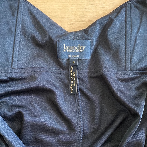 Black dress - Picture 3 of 5